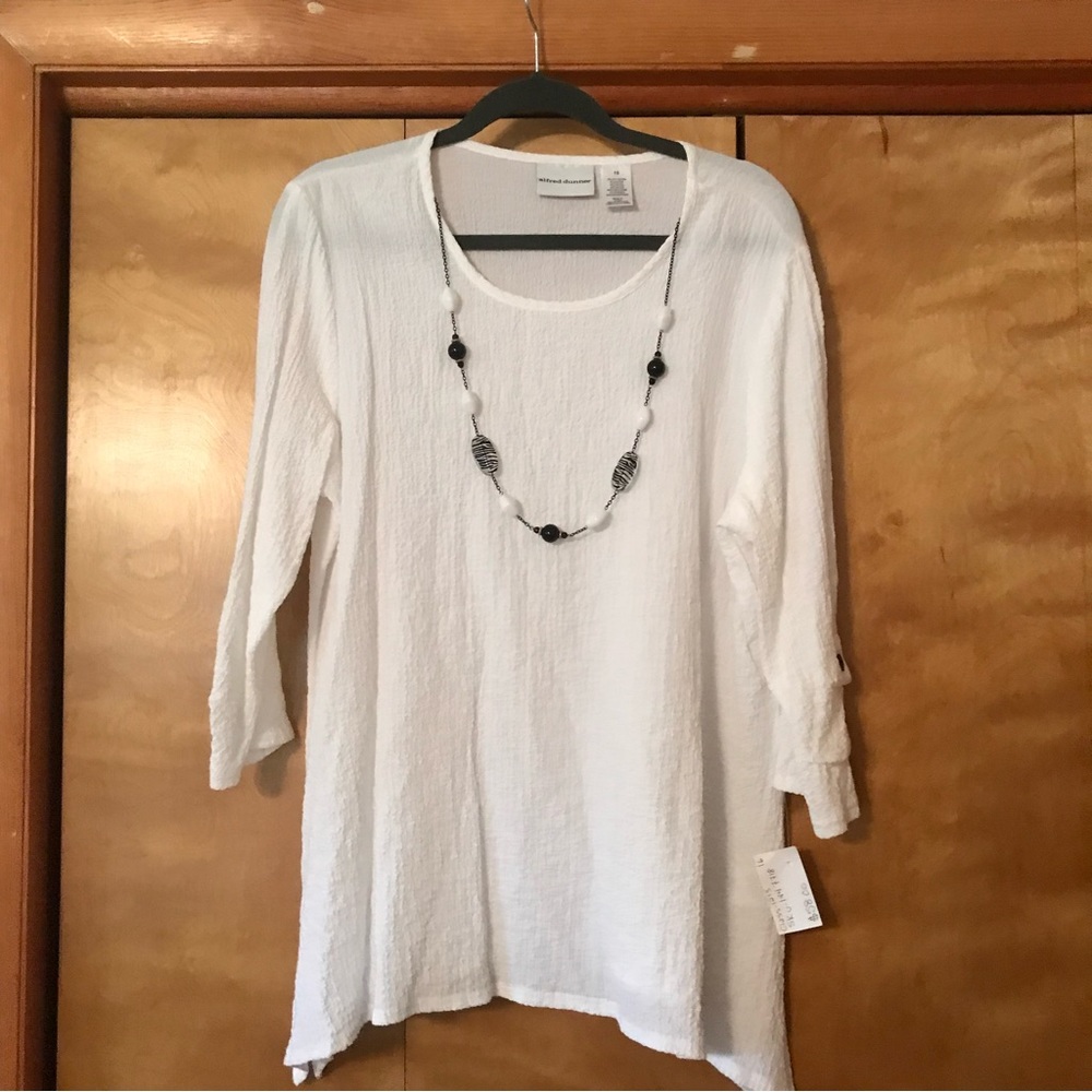 Stunning white summer top. NWT. Size 16